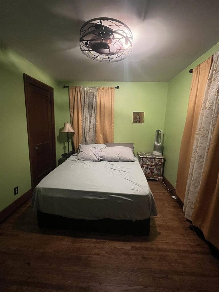 Room Available Near Downtown Aurora