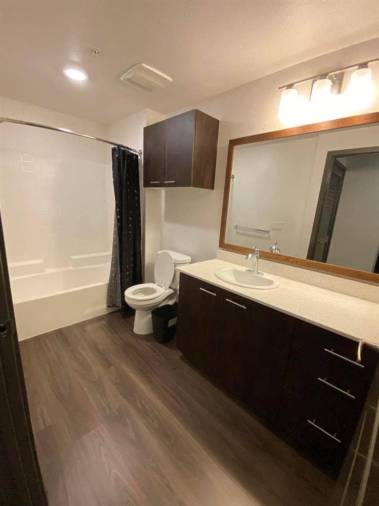 Looking for roomate