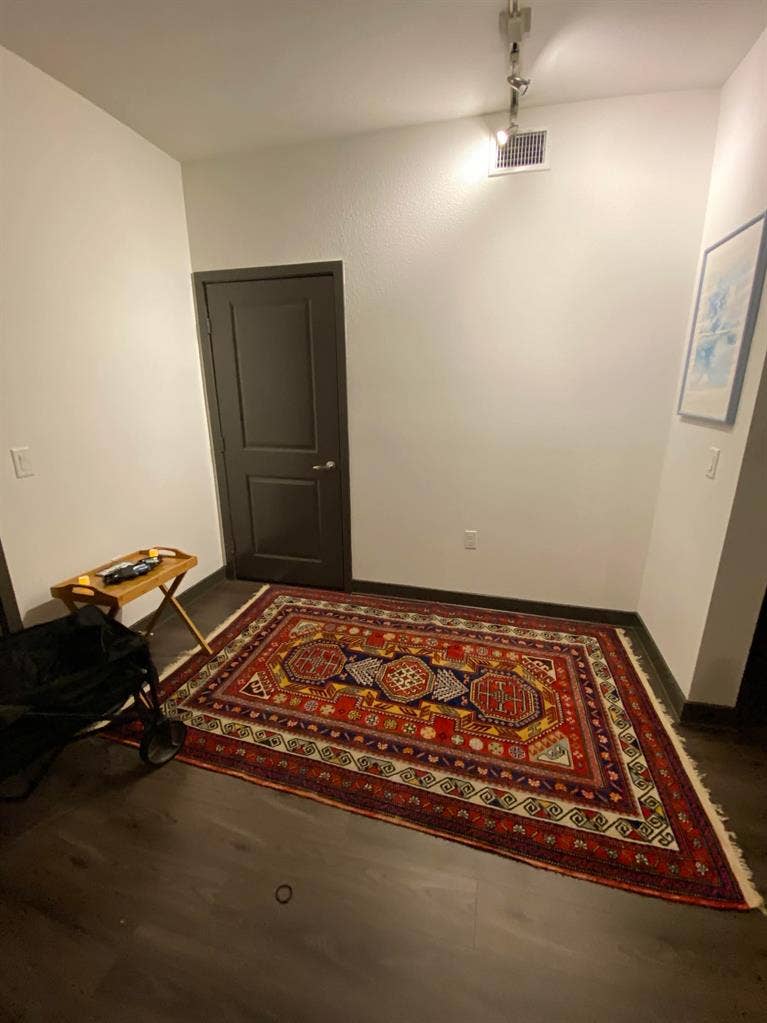 Looking for roomate