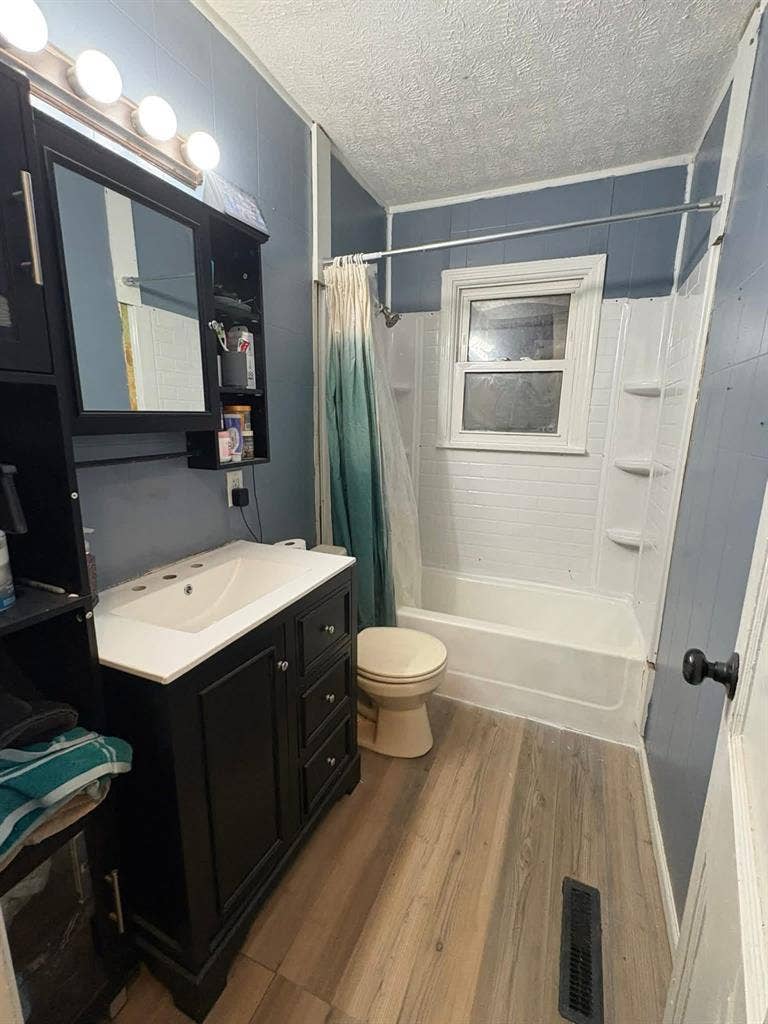 Looking for 3rd roommate!