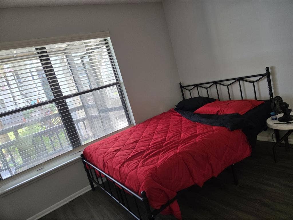 Looking for roommate