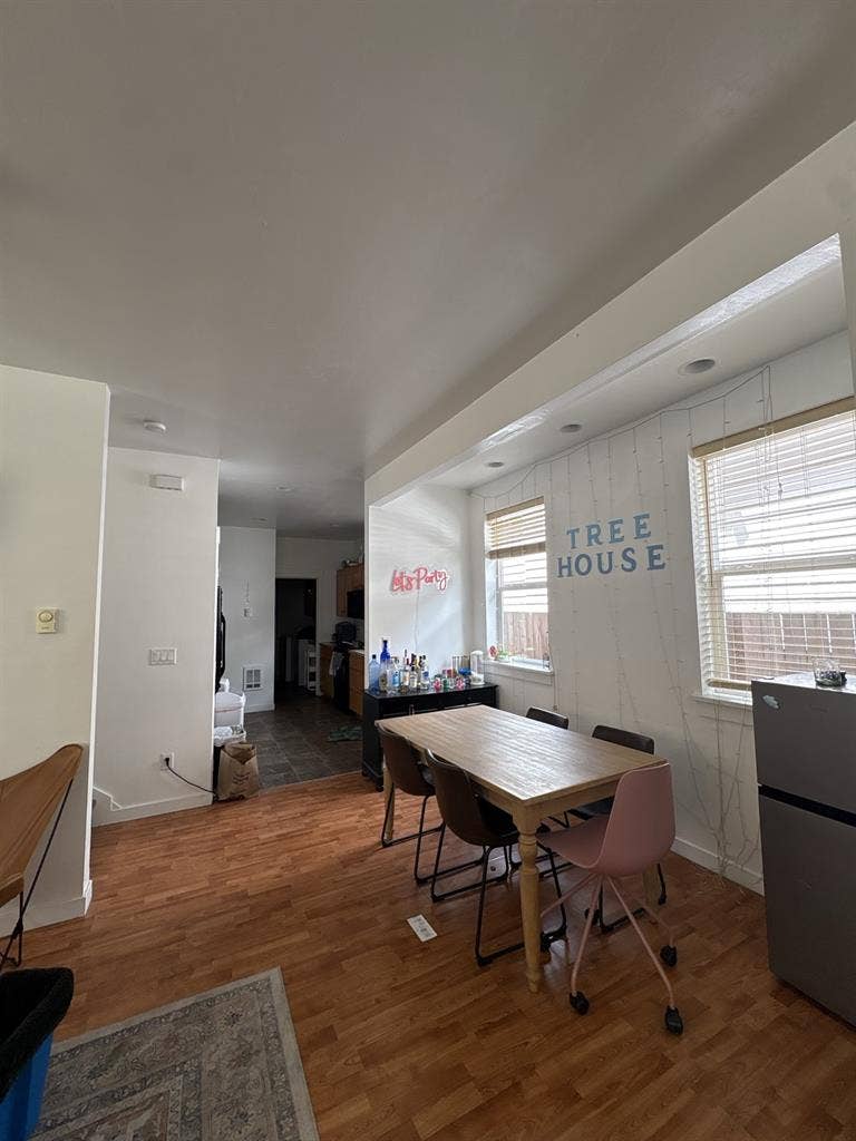 LOOKING FOR FEMALE ROOMATE