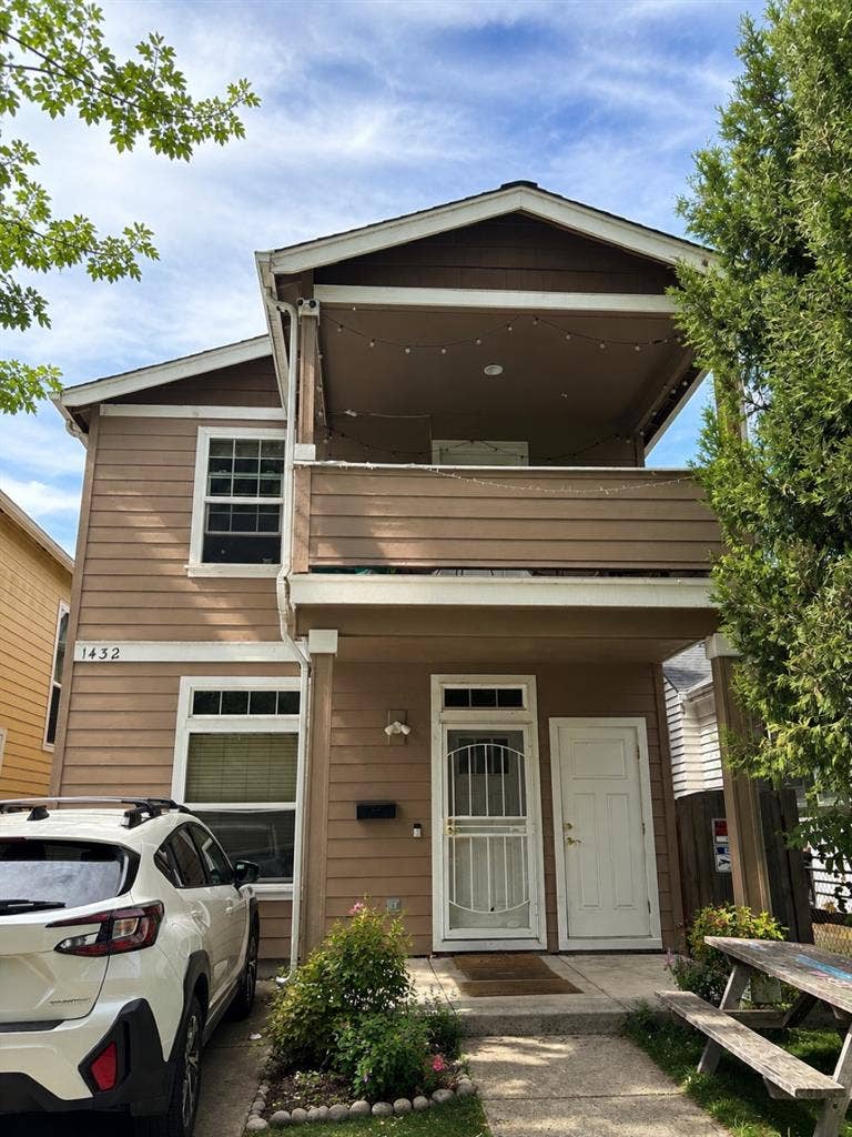 LOOKING FOR FEMALE ROOMATE