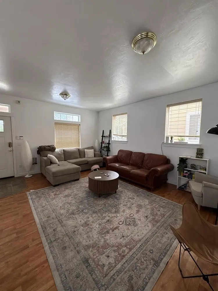 LOOKING FOR FEMALE ROOMATE
