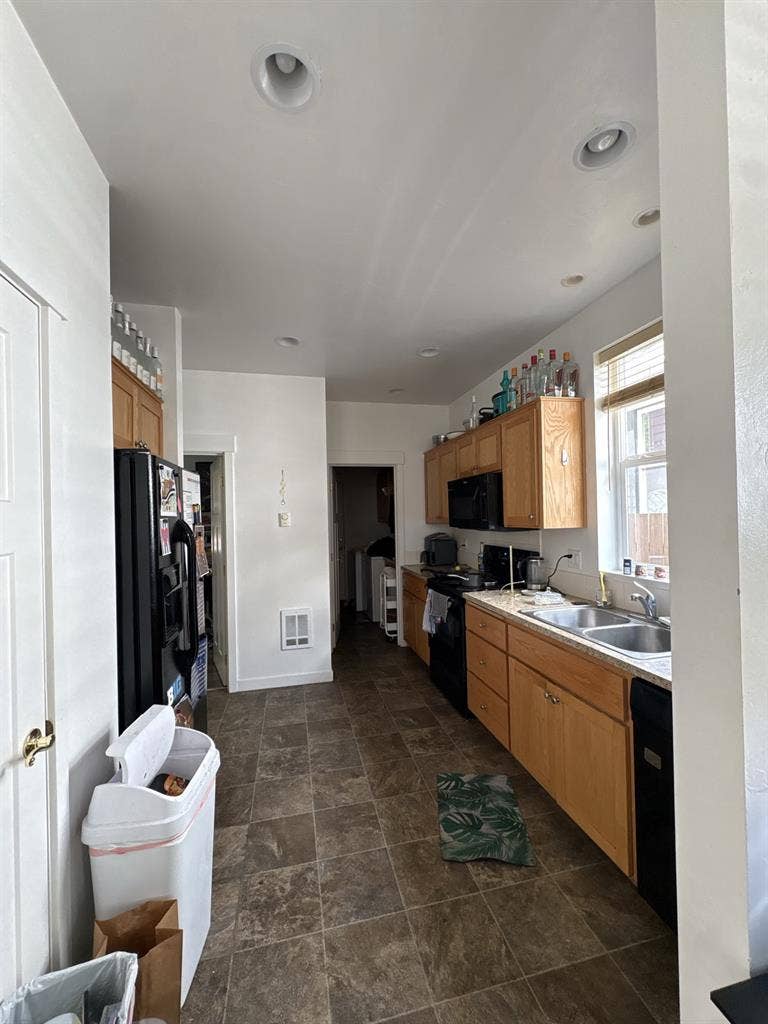 LOOKING FOR FEMALE ROOMATE