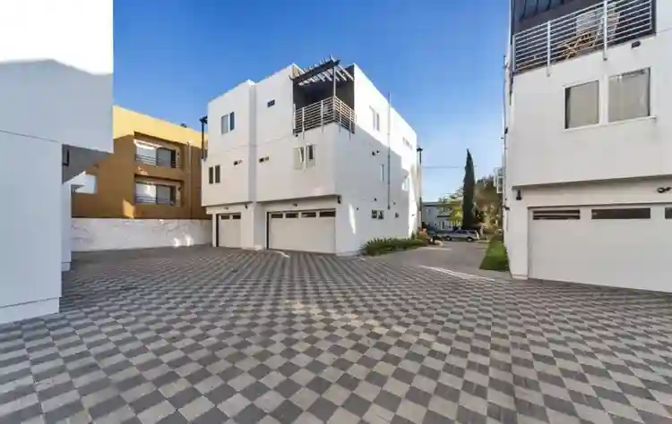 1b1b in 4b4b townhouse