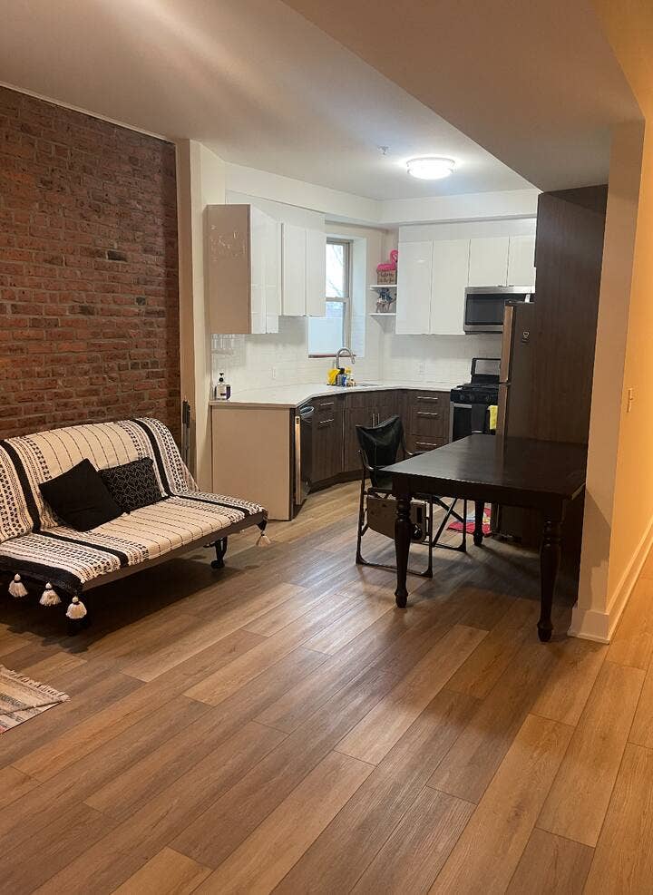 $1,150 Newly Built Apt Furnish