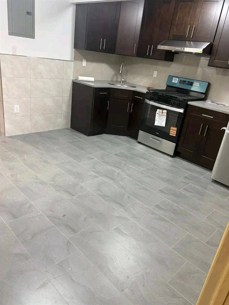 RENT DUPLEX WITH YARD