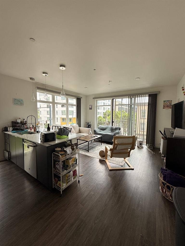 Lease takeover/Roommate needed!