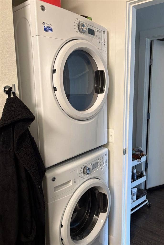 Lease takeover/Roommate needed!