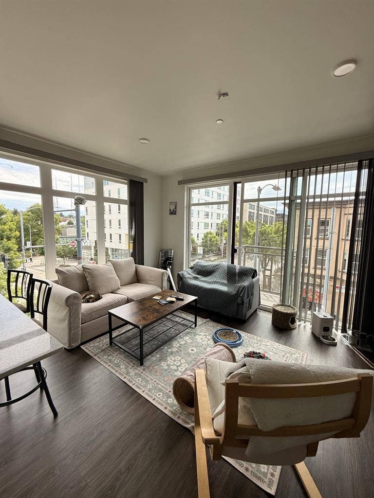 Lease takeover/Roommate needed!