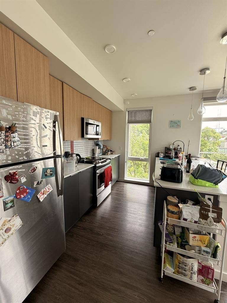 Lease takeover/Roommate needed!