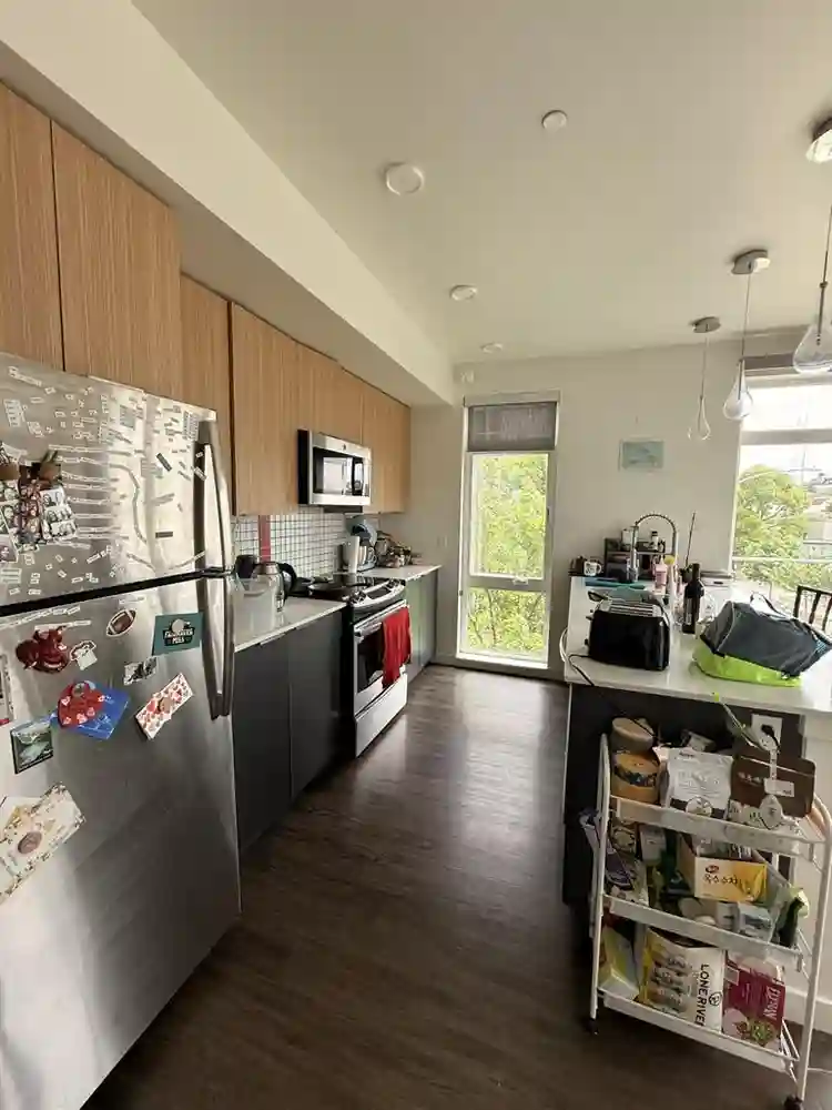 Lease takeover/Roommate needed!