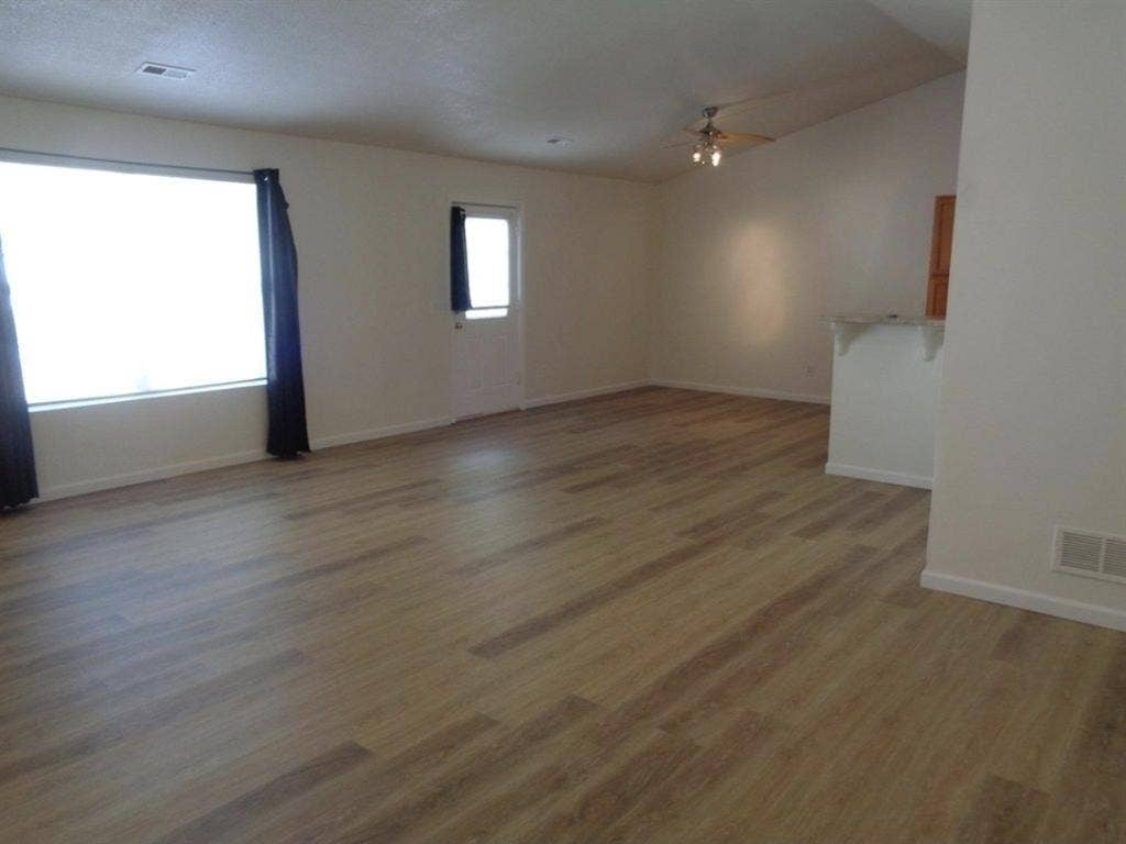 3 bed 2 bath duplex