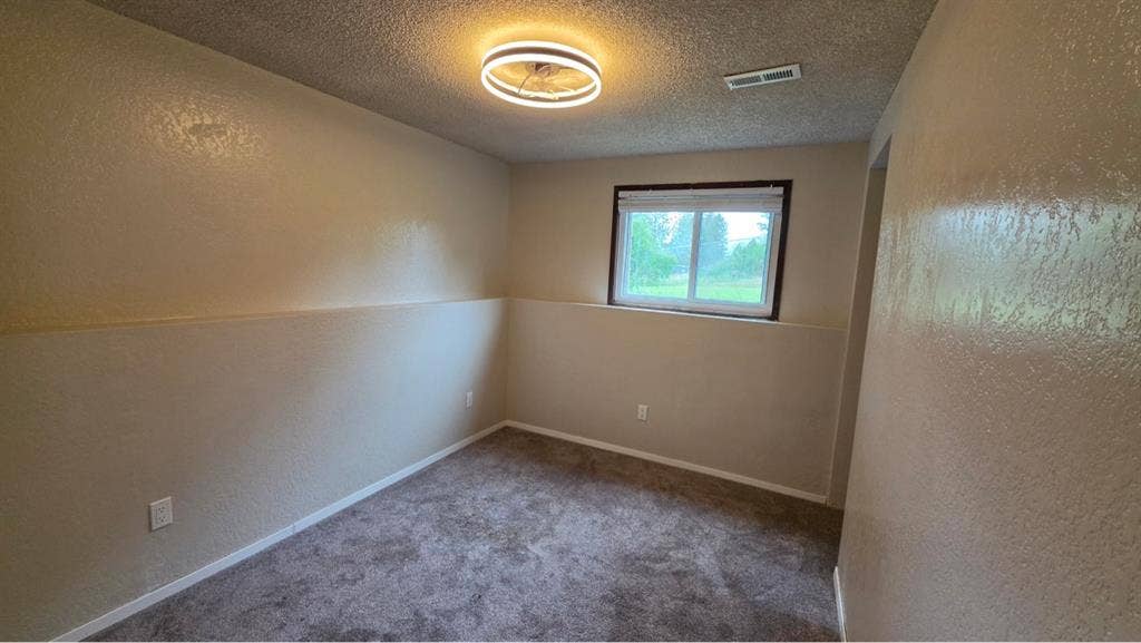 Room for rent northside of Spokane
