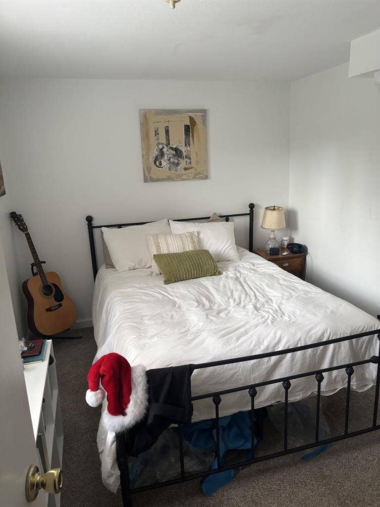 2 rooms available in Greenwood!