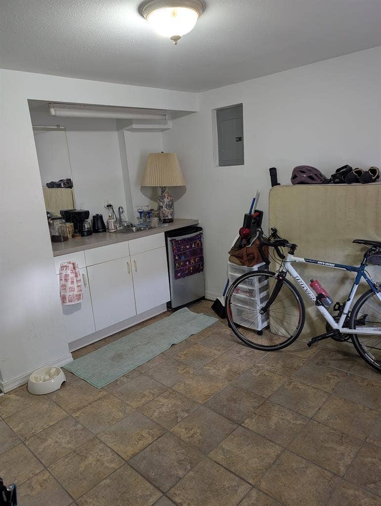 2 rooms available in Greenwood!