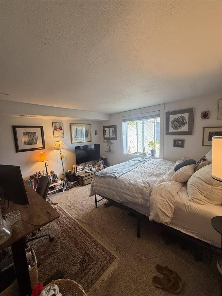 2 rooms available in Greenwood!