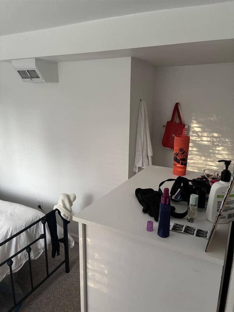 2 rooms available in Greenwood!