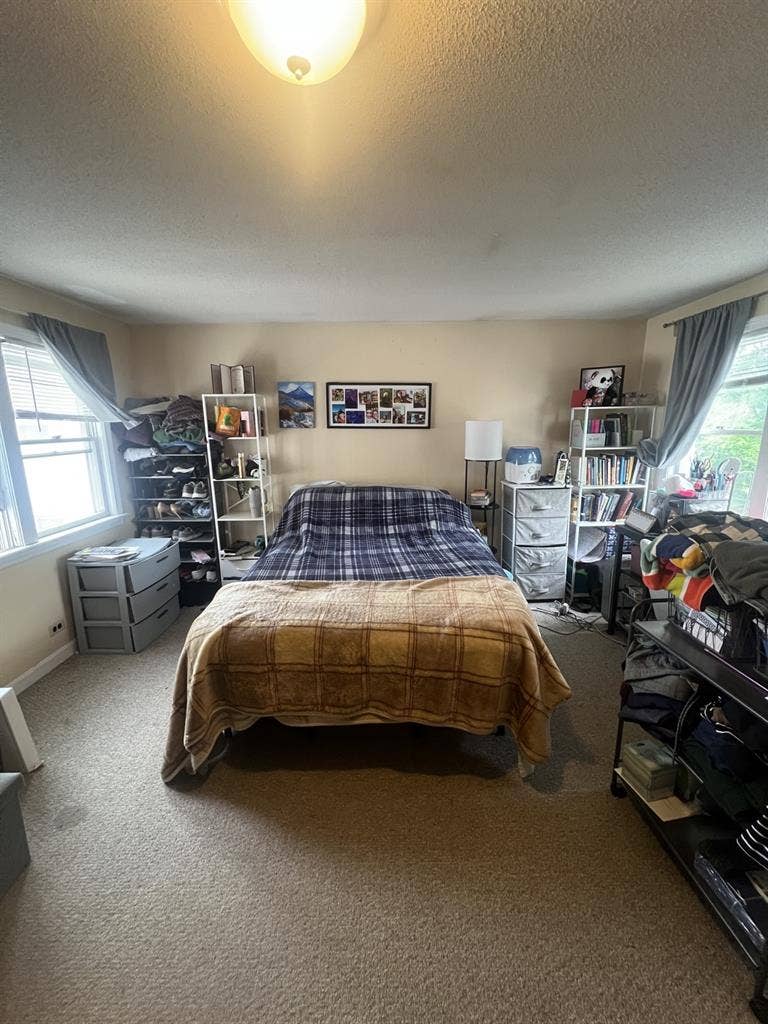 1 bedroom, 1 Ba, 2 roomies in NH!