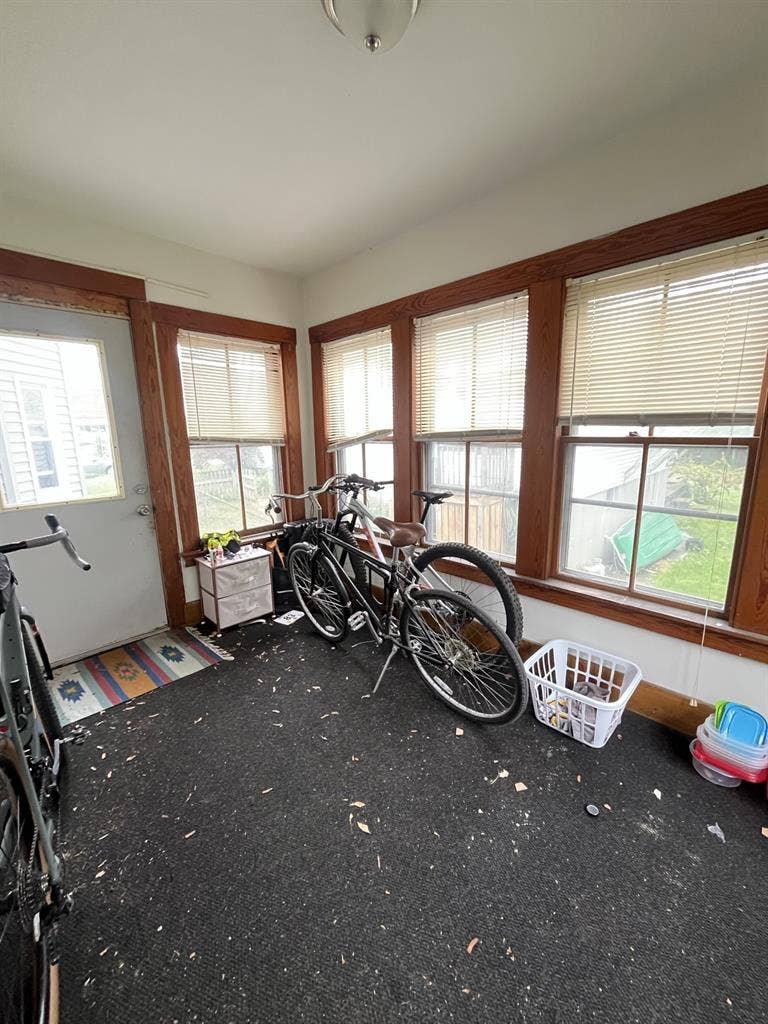 1 bedroom, 1 Ba, 2 roomies in NH!