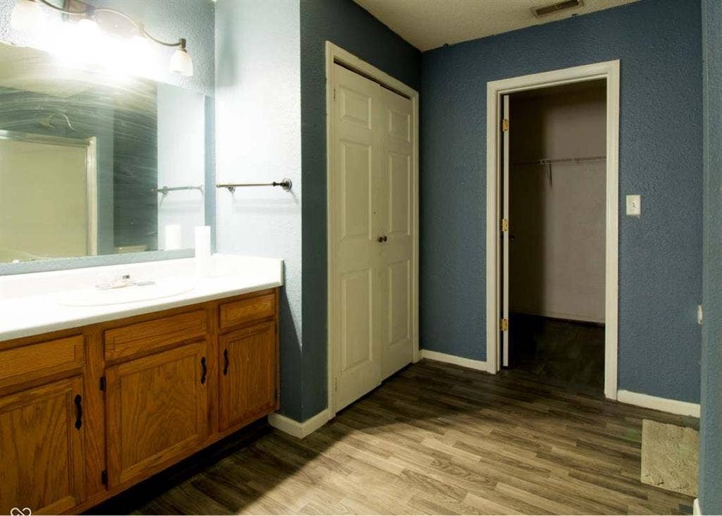 Welcome to this charming 2 beds!!