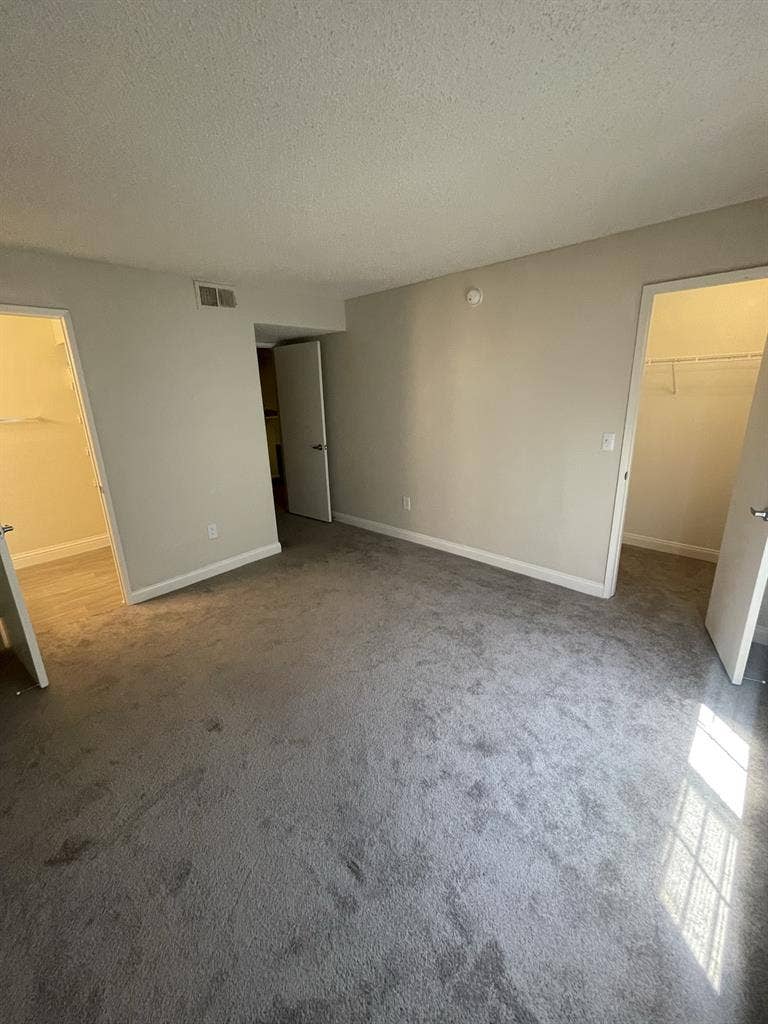 Room in apartment in N Las Vegass