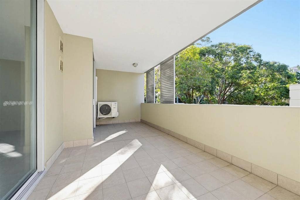 Spacious Apartment - Great Location