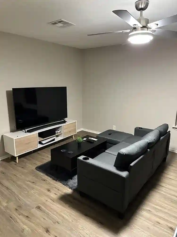 🔥 Room for rent in South Austin