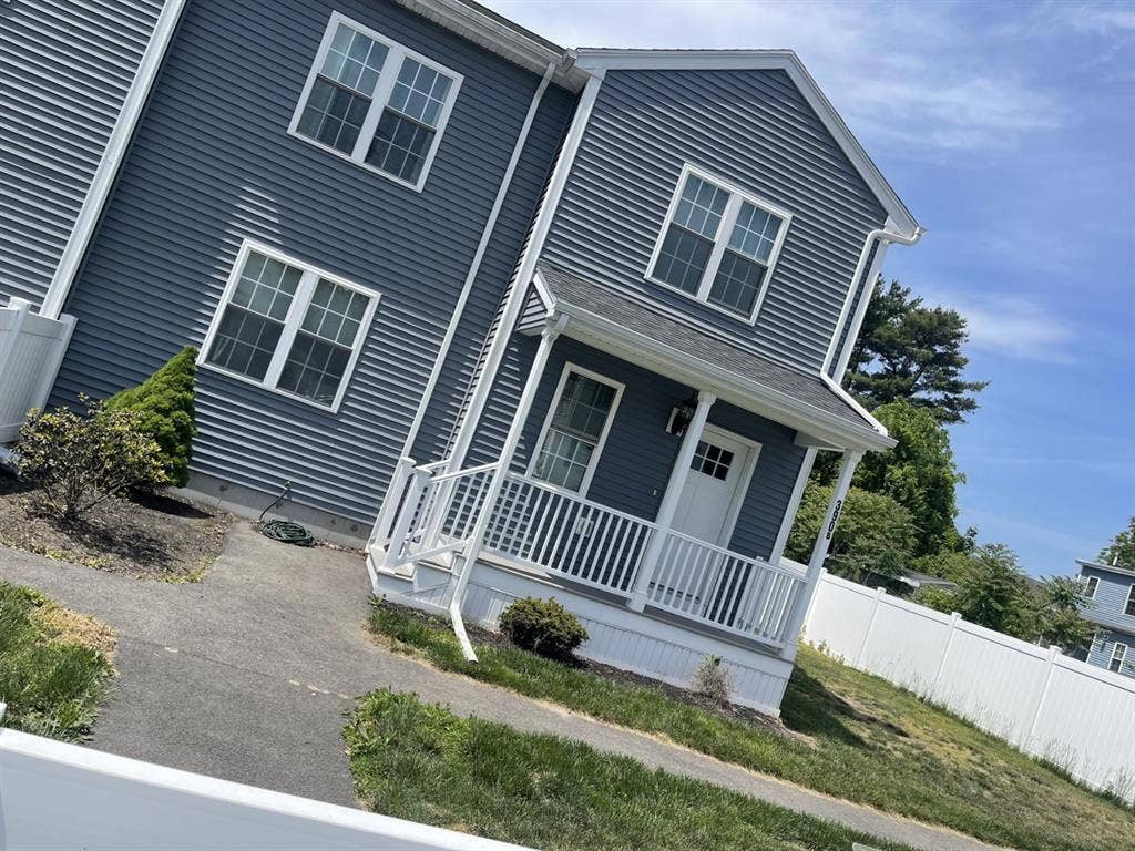 Looking for 2 roomates