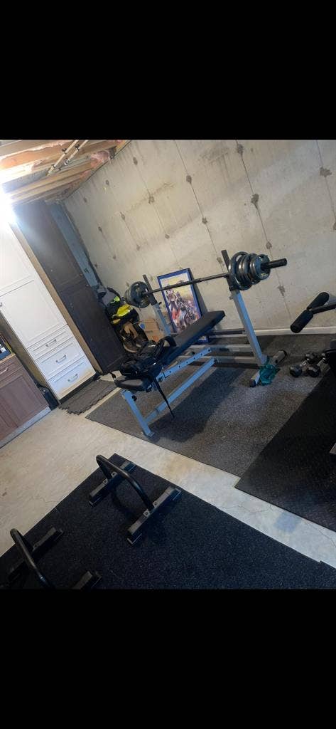 Looking for 2 roomates
