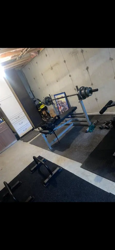 Looking for 2 roomates