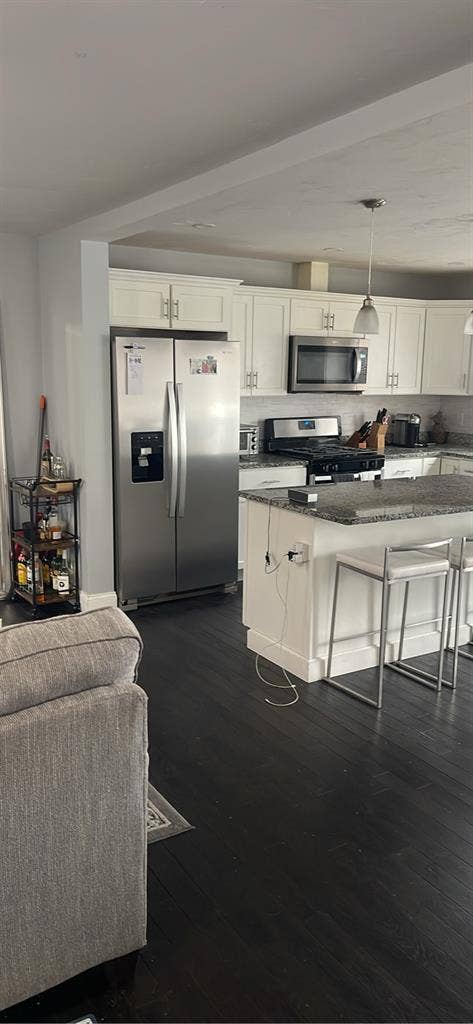 Looking for 2 roomates