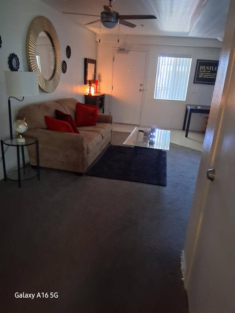 Room for rent available now 800