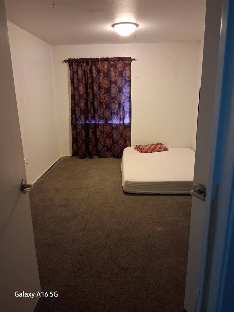 Room for rent available now 800