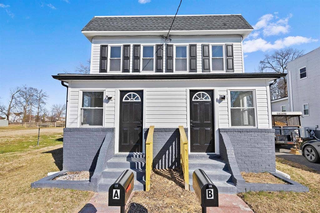 Renovated Close to waterfront parks