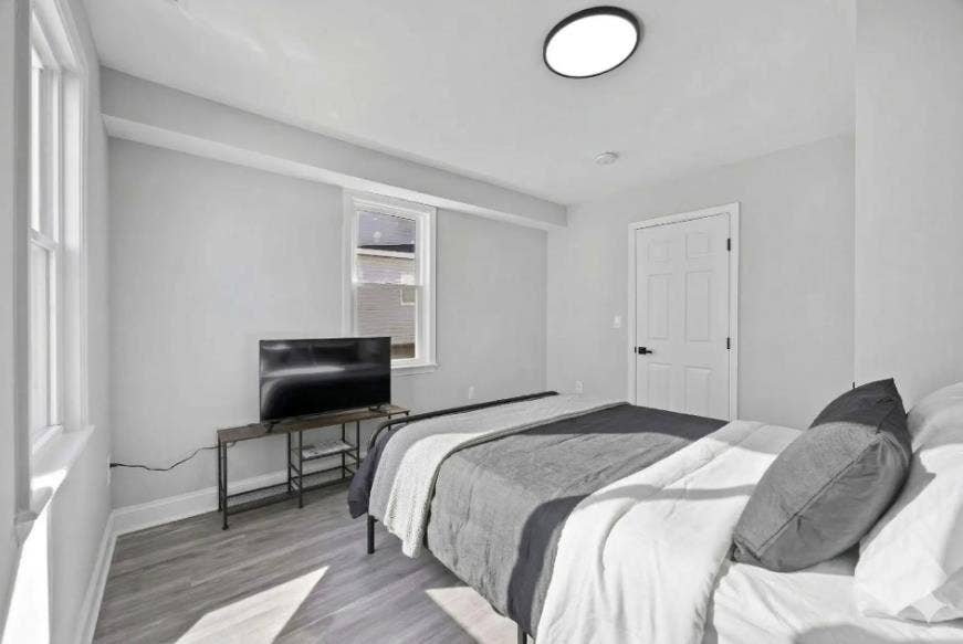 Renovated Close to waterfront parks