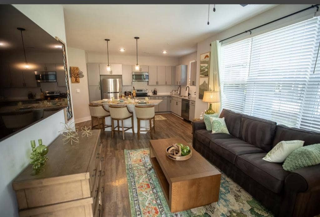 3 Bedroom 2 Bathroom home w Garage