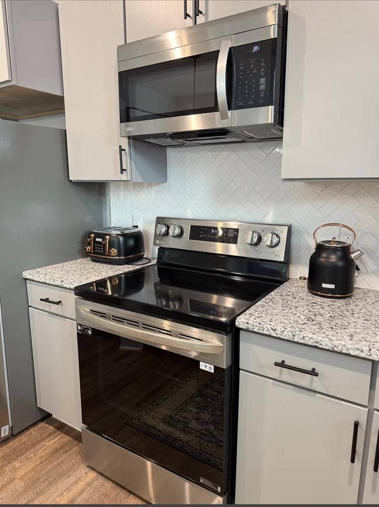 3 Bedroom 2 Bathroom home w Garage
