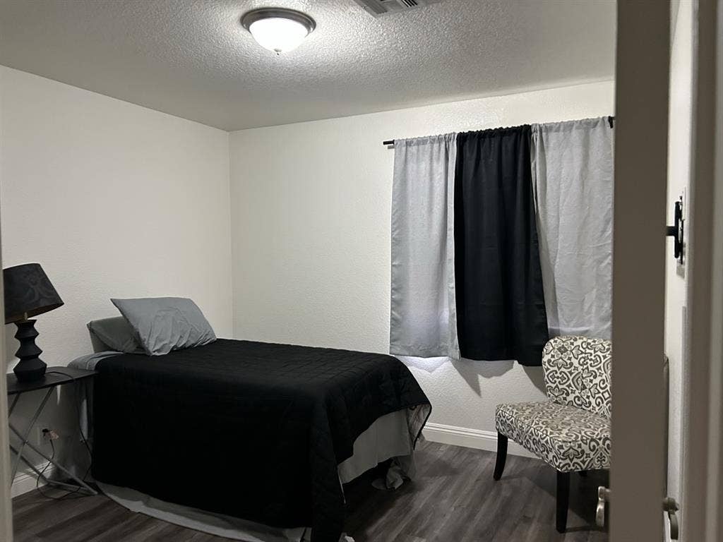 1 Bdrm + Bonus Room + Private bath