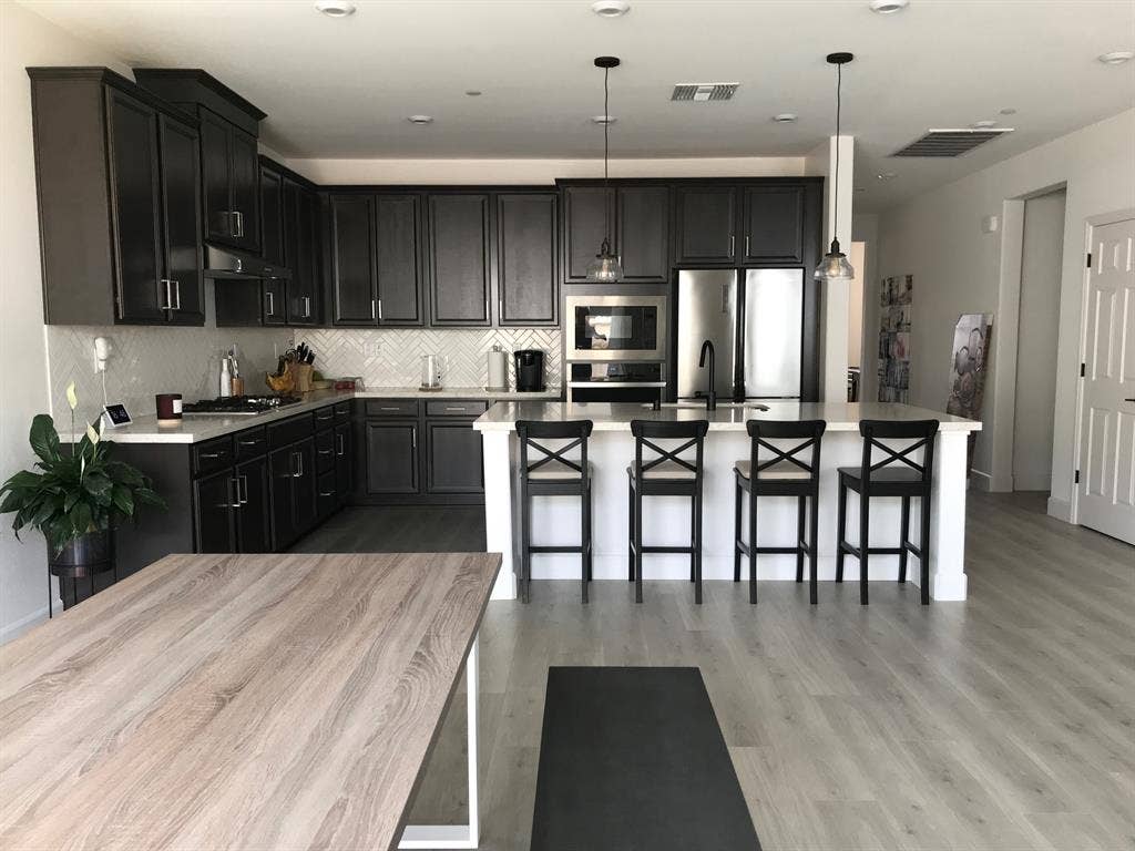 1,200/1,350 - 2 Rooms in 3-BR House