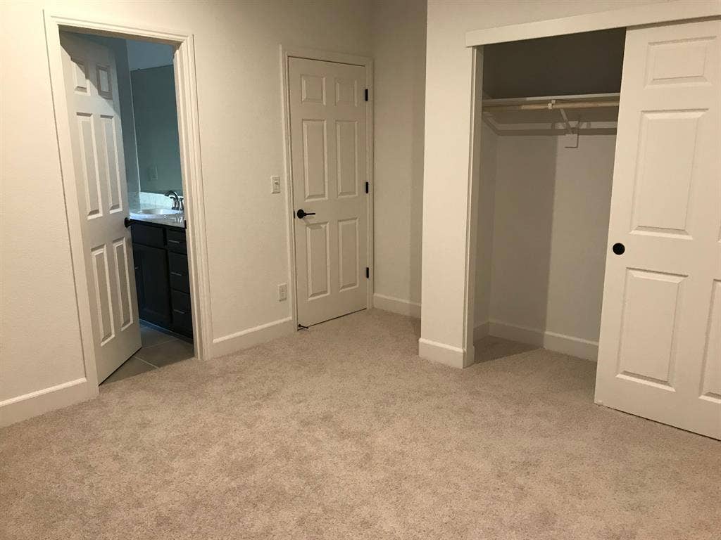 1,200/1,350 - 2 Rooms in 3-BR House