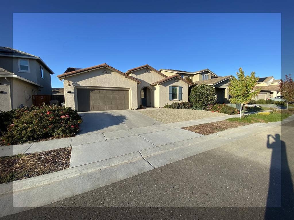1,200/1,350 - 2 Rooms in 3-BR House