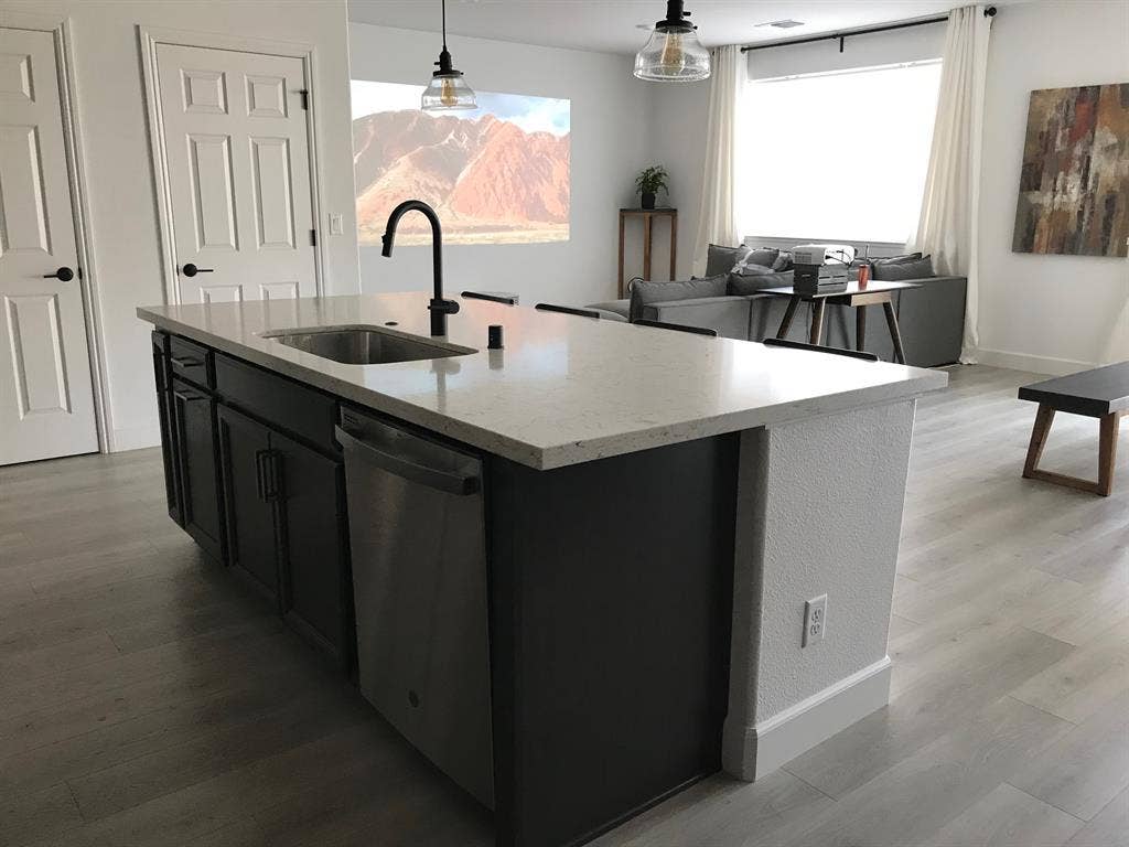1,200/1,350 - 2 Rooms in 3-BR House
