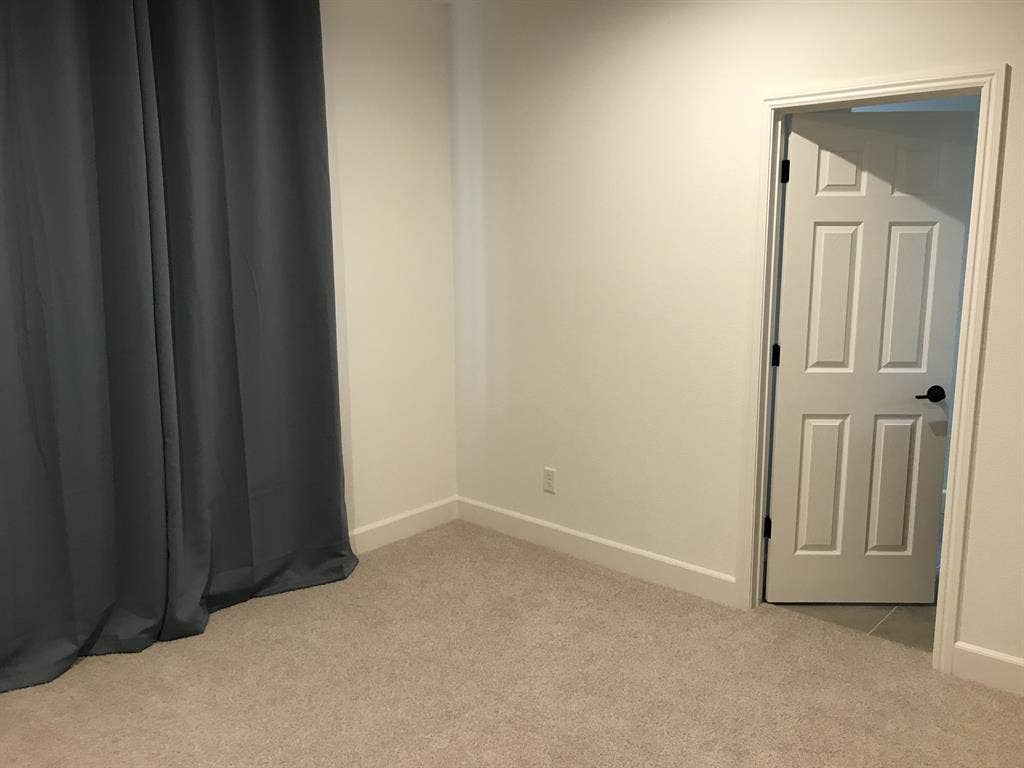 1,200/1,350 - 2 Rooms in 3-BR House