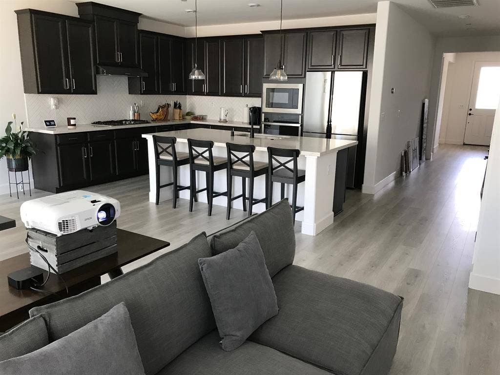 1,200/1,350 - 2 Rooms in 3-BR House