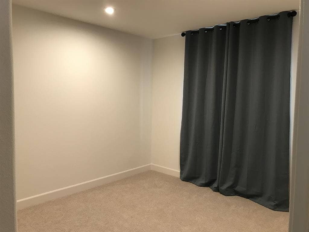 1,200/1,350 - 2 Rooms in 3-BR House