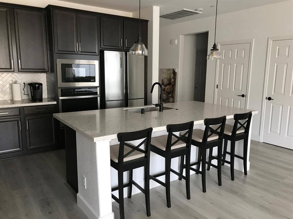 1,200/1,350 - 2 Rooms in 3-BR House