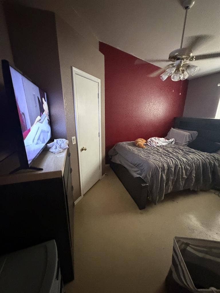 Spacious room available in Glendale