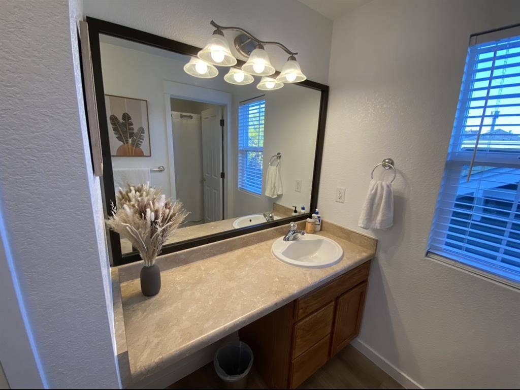 Spacious Bright Room in Broomfield